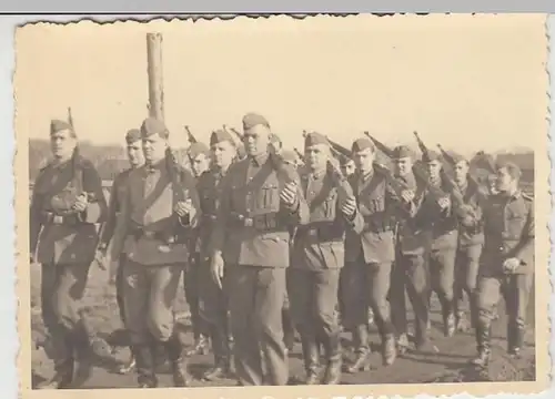 (F2439) Orig. Foto 2.WK, Wehrmacht-Soldaten marschieren, 1940er