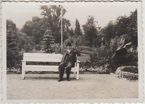 (F24389) Orig. Foto Bad Blankenburg, älterer Herr im Kurpark 1936