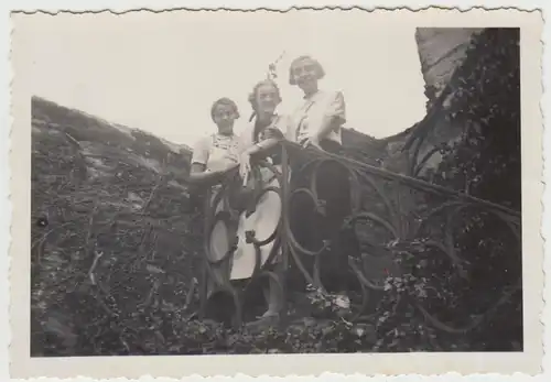 (F24386) Orig. Foto Schwarzatal, Personen a. Ruine Eberstein 1936