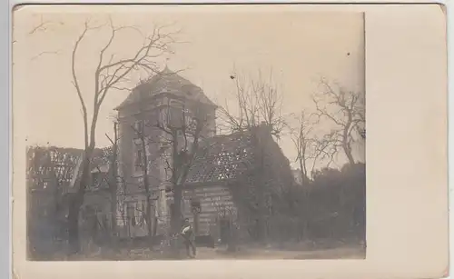 (F24373) Orig. Foto 1.WK Soldat vor zerstörtem Gebäude 1914-18