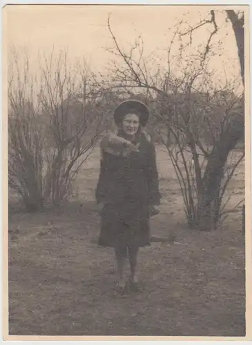 (F24370) Orig. Foto Frau m. Matel u. Hut im Freien 1948