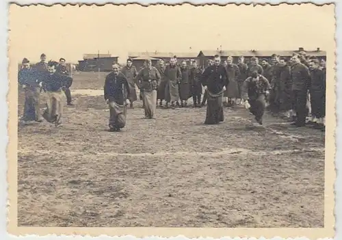 (F2437) Orig. Foto 2.WK, Barackenlager, Soldaten beim Sackhüpfen, 1940er