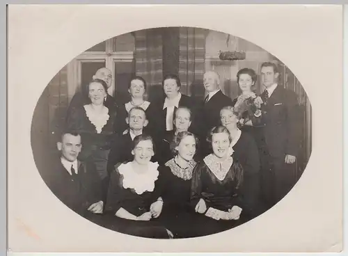 (F24368) Orig. Foto Gruppenbild in der Wohnung, Weihnachten 1937