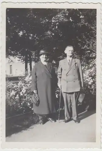 (F24367) Orig. Foto älteres Paar im Freien, Spaziergang 1930/40er
