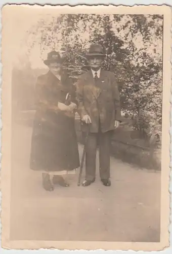 (F24366) Orig. Foto älteres Paar im Freien, Spaziergang 1930/40er