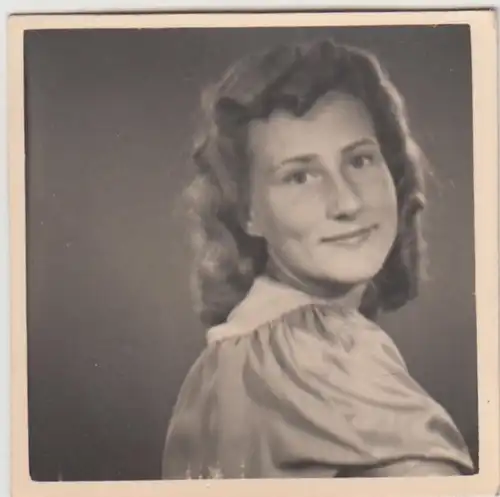 (F24363) Orig. Foto Porträt junge Frau Ursula 1942