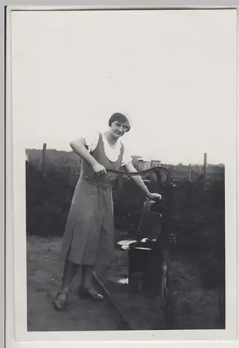 (F24348) Orig. Foto junge Frau an Handschwengelpumpe in Teltow 1932