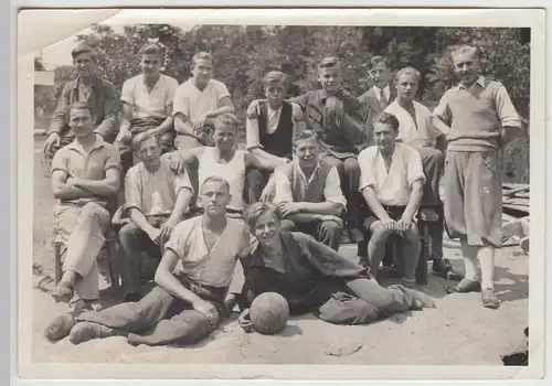(F24346) Org. Foto Pfingstberg (Potsdam), junge Männer m. Fußball i. Freien 1932