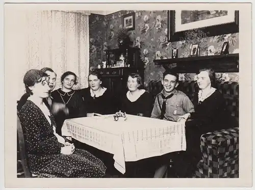 (F24344) Orig. Foto Personen am Tisch in der Wohnung 1932