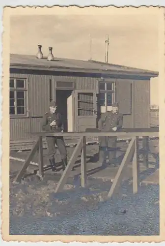 (F2434) Orig. Foto 2.WK, Soldaten an Baracke mit Holzbrücke, 1940er