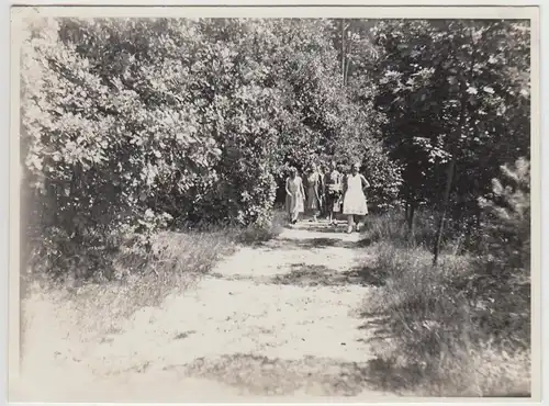 (F24336) Orig. Foto Bad Saarow, junge Damen spazieren 1931