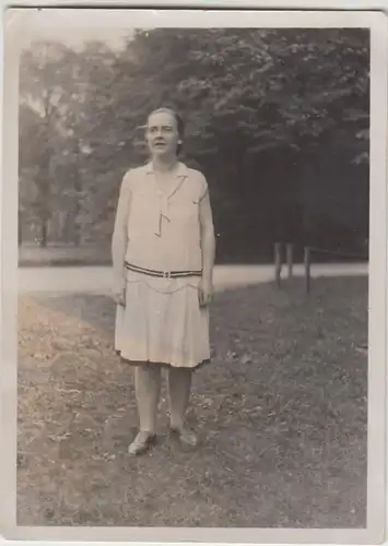 (F24319) Orig. Foto junge Frau im Freien 1930