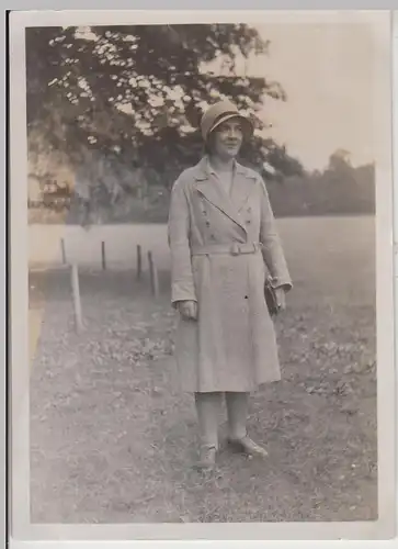 (F24318) Orig. Foto junge Frau im Freien 1930