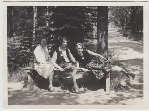 (F24317) Orig. Foto Landsberg, junge Damen im Wald bei den Weinbergen 1930