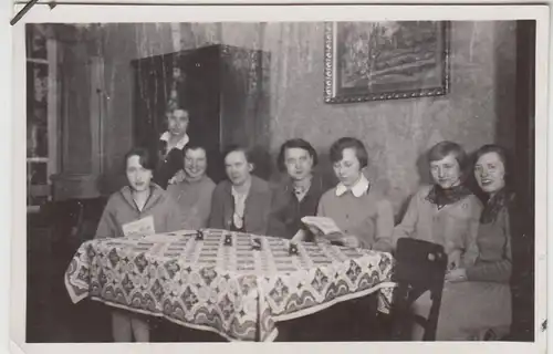 (F24313) Orig. Foto Zernsdorf, junge Frauen in einem Gasthof 1930