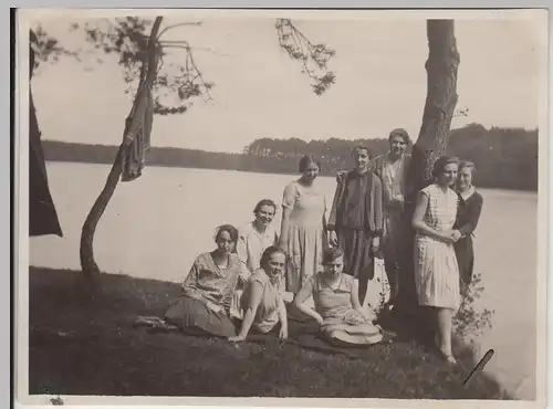 (F24312) Orig. Foto Zernsdorf, junge Frauen a.d. Zernsdorfer Lanke 1930