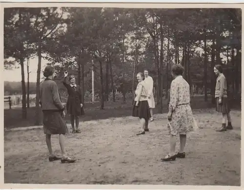 (F24311) Orig. Foto Zernsdorf, junge Frauen spielen Ball an Jugendherberge 1930