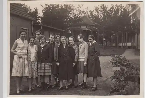(F24310) Orig. Foto Zernsdorf, junge Frauen an der Jugendherberge 1930