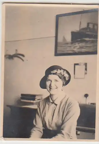 (F24303) Orig. Foto junge Frau mit Hut zu Hause 1934