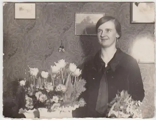 (F24301) Orig. Foto junge Frau Käthe m. Blumen zu Hause 1929