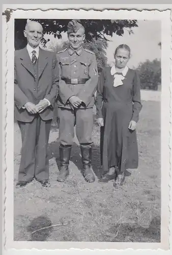 (F24286) Orig. Foto deutscher Soldat u. Zivilisten im Freien 1930er