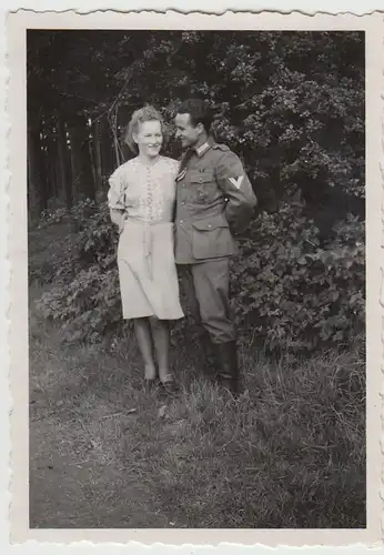 (F24284) Orig. Foto deutscher Soldat mit Frau im Freien 1930er