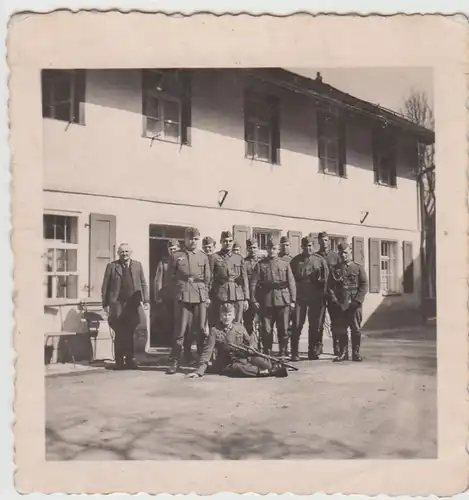 (F24281) Orig. Foto deutsche Soldaten vor einem Gebäude 1930er
