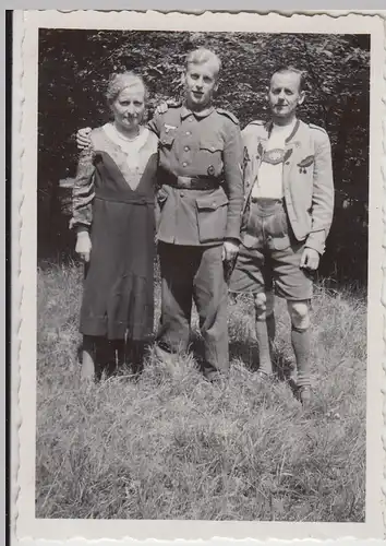 (F24280) Orig. Foto deutscher Soldat u. Zivilisten im Freien 1930er