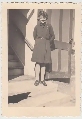 (F24279) Orig. Foto junge Frau am Hauseingang 1930er