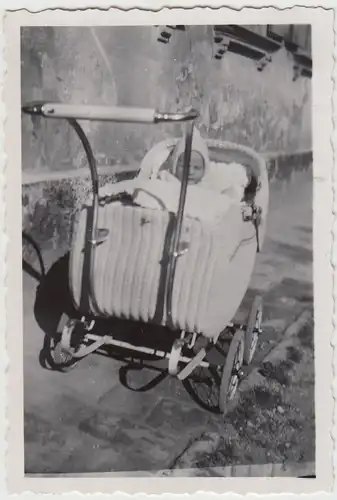 (F24272) Orig. Foto Kind im Kinderwagen 1930er