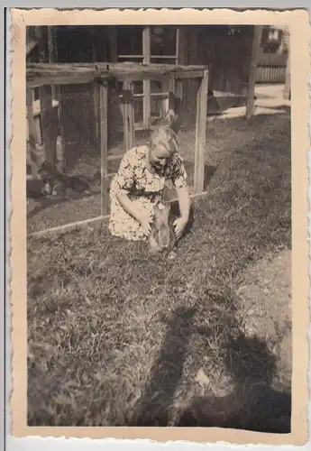 (F24268) Orig. Foto Frau mit Kaninchen am Hasenstall 1930er