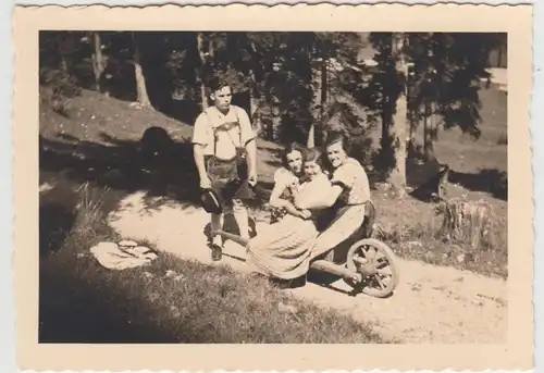 (F24265) Orig. Foto Personen auf Holz-Schubkarre 1938