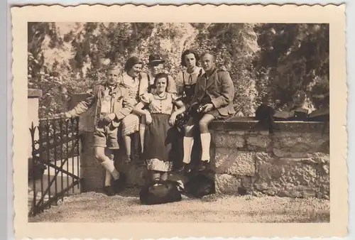 (F24264) Orig. Foto Personen in bayerischer Kleidung im Freien 1938