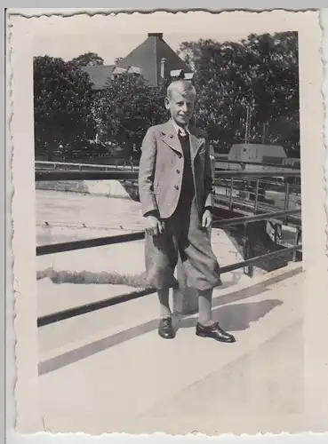 (F24240) Orig. Foto Junge an einem Stauwehr 1930er