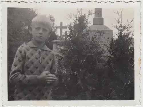 (F24239) Orig. Foto Augsburg, Junge auf dem Friedhof 1930er
