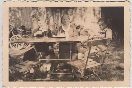 (F24236) Orig. Foto Personen sitzen im Garten o. Gartenlokal 1937
