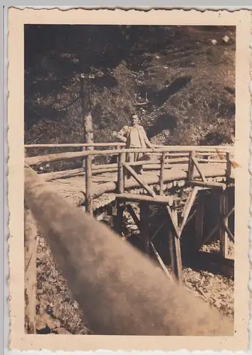 (F24234) Orig. Foto Bayrischzell, Mann a. Brücke, Abstieg v. Wendelstein 1937