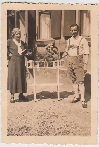 (F24228) Orig. Foto Personen m. Blumengestell am Wohnhaus 1930er