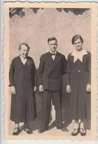 (F24226) Orig. Foto Personen stehen an der Hauswand 1930er