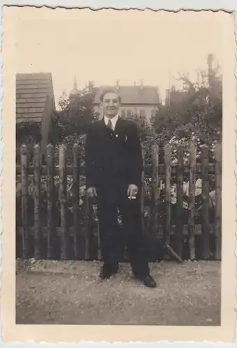 (F24225) Orig. Foto junger Mann am Gartenzaun 1930er