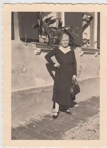 (F24222) Orig. Foto Frau am Wohnhaus 1930er