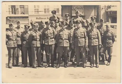 (F2422) Orig. Foto 2.WK, Wehrmacht-Offiziere m. Soldaten vor e. Denkmal