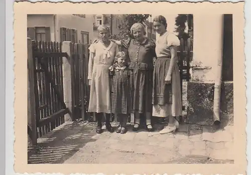 (F24217) Orig. Foto Frauen und Mädchen am Wohnhaus 1930er