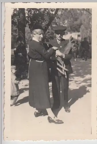 (F24213) Orig. Foto Zoo München, Gäste m. kl. Reh 1930er