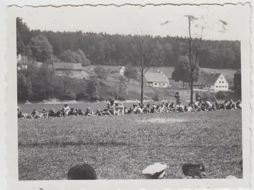 (F24206) Orig. Foto viele Personen, Kinder auf der Wiese am Fluss 1930er