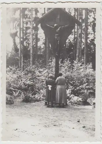 (F24205) Orig. Foto Frauen an einem Bildstock 1930er