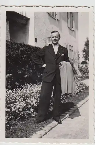 (F24204) Orig. Foto Mann am Blumenbeet am Haus 1930er