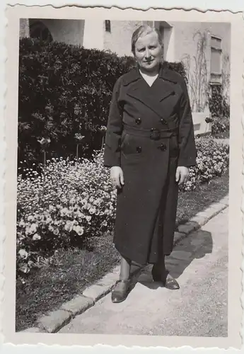 (F24201) Orig. Foto ältere Frau am Blumenbeet am Haus 1930er