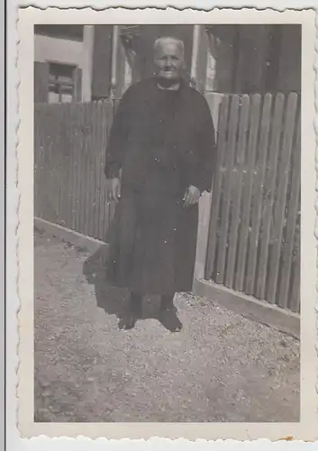 (F24199) Orig. Foto ältere Frau am Gartenzaun 1930er