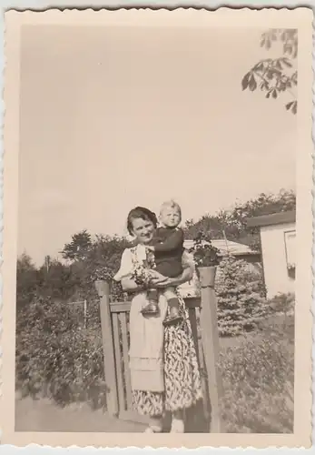(F24197) Orig. Foto Frau m. Kind a. Arm am Gartenhaus 1930er
